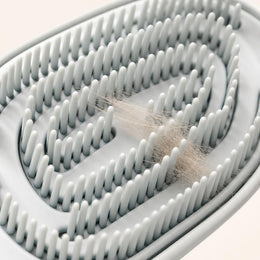 Close-up of the fine bent bristles of the Coathaus slicker brush